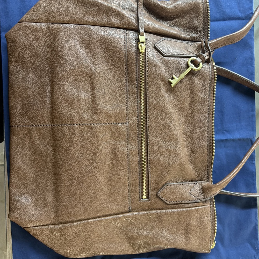 Fossil Women's Large Brown Pebbled Zip Top Tote Gold Hardware Key Charm Lined